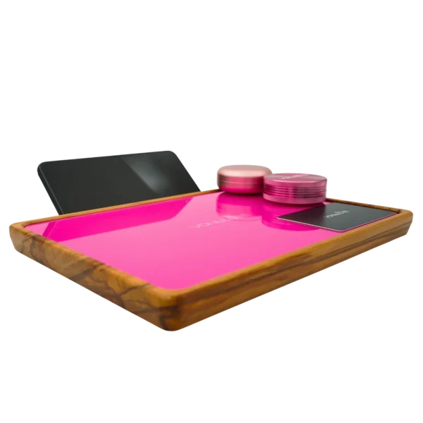 Rolling Tray Float Knockout Pink Edition Pink von VONbLÜTE aus Nussbaumholz mit pinkem Glaseinsatz, Handy, Grinder, Dose und Karte. Ansicht von links