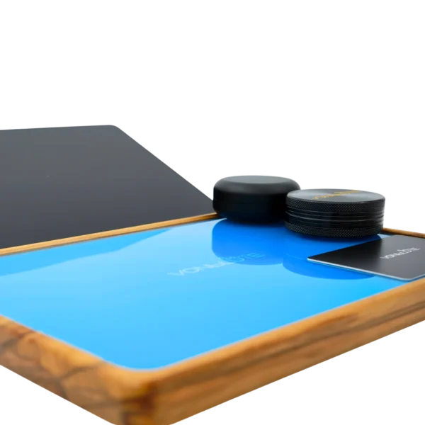 Rolling Tray Float Skyblue Edition Black von VONbLÜTE aus Nussbaumholz mit hellblauem Glaseinsatz, von links Floating Effekt Detail