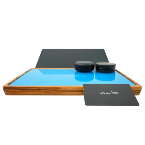 Rolling Tray Float Skyblue Edition Black von VONbLÜTE aus Nussbaumholz mit hellblauem Glaseinsatz, Tablet, Grinder, Dose und Karte. Frontalansicht