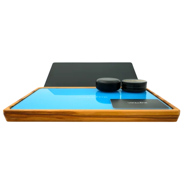 Rolling Tray Float Skyblue Edition Black mit hellblauem Glaseinsatz, Tablet, Grinder, Dose und Plastikkarte von vorne
