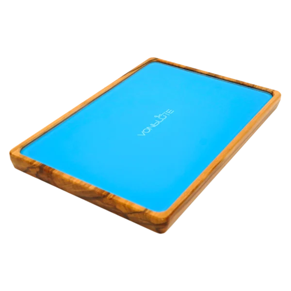 Rolling Tray Float Skyblue Edition Black von VONbLÜTE aus Nussbaumholz mit hellblauem Glaseinsatz, leer von links oben