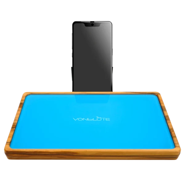 Rolling Tray Float Skyblue Edition Black von VONbLÜTE aus Nussbaumholz mit hellblauem Glaseinsatz, leer von vorne mit Handy.