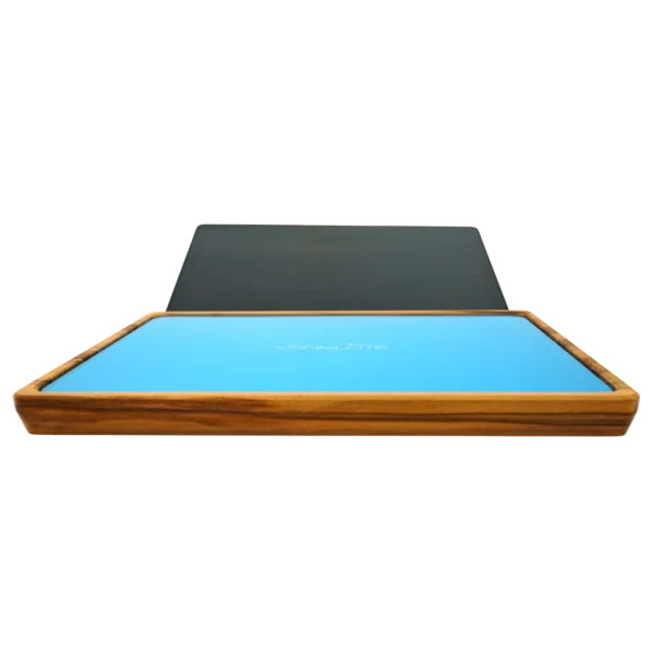 Rolling Tray Float Skyblue Edition Black von VONbLÜTE aus Nussbaumholz mit hellblauem Glaseinsatz, leer von vorne mit Tablet Videofunktion.