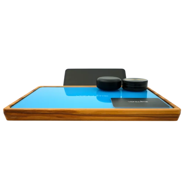 Rolling Tray Float Sky Blue Edition Black by VONbLÜTE® aus Holz – Hauptansicht mit hellblauer Glasfläche, Handy, schwarzem Grinder, schwarzem Storage und VB Card