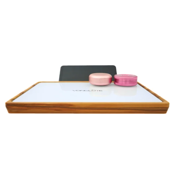 Rolling Tray Float Weiß Edition Pink mit weißem Glaseinsatz, Handy, Grinder, Dose und Plastikkarte von vorne