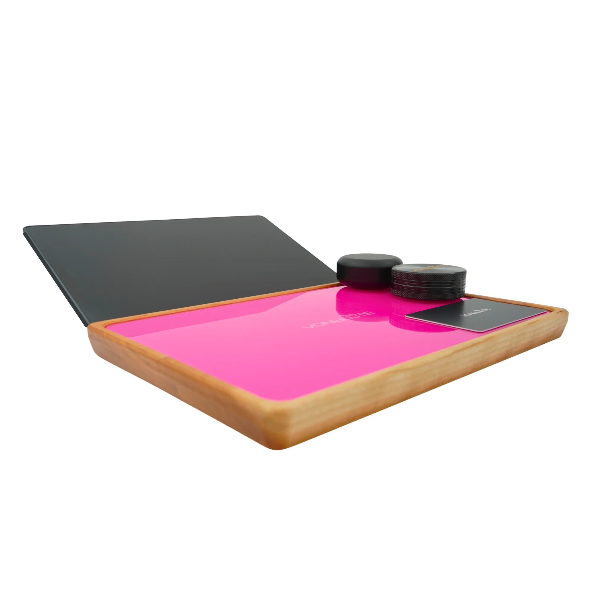 Rolling Tray Float Red Tone Knockout Pink Edition Black von VONbLÜTE mit schwarzem Tablet, pinker Glasscheibe, Grinder und Srorage in schwarz. Mischkarte in schwarz liegt auf der Glasplatte. Zu sehen von links.