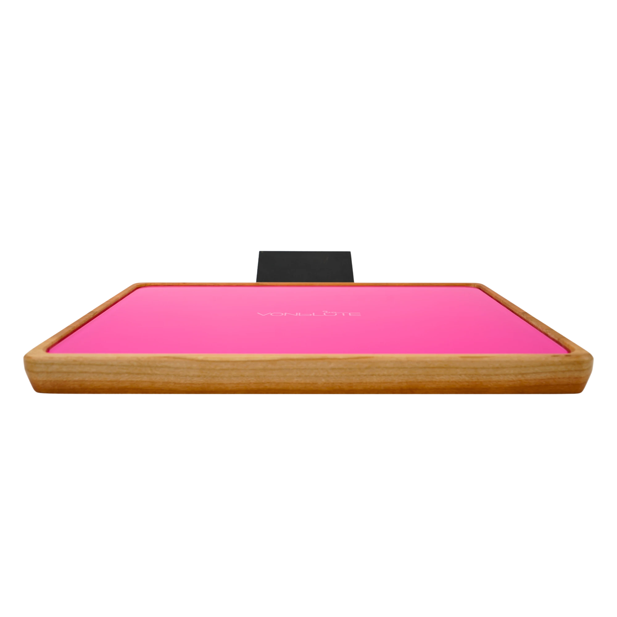 Rolling Tray Float Red Tone Knockout Pink Edition Pink mit angebrachtem Handyadapter von links. Der schöne Holzrahmen lässt die Glasscheibe zur Geltung kommen. Hier ist zu sehen wie der Adapter angelegt ist.