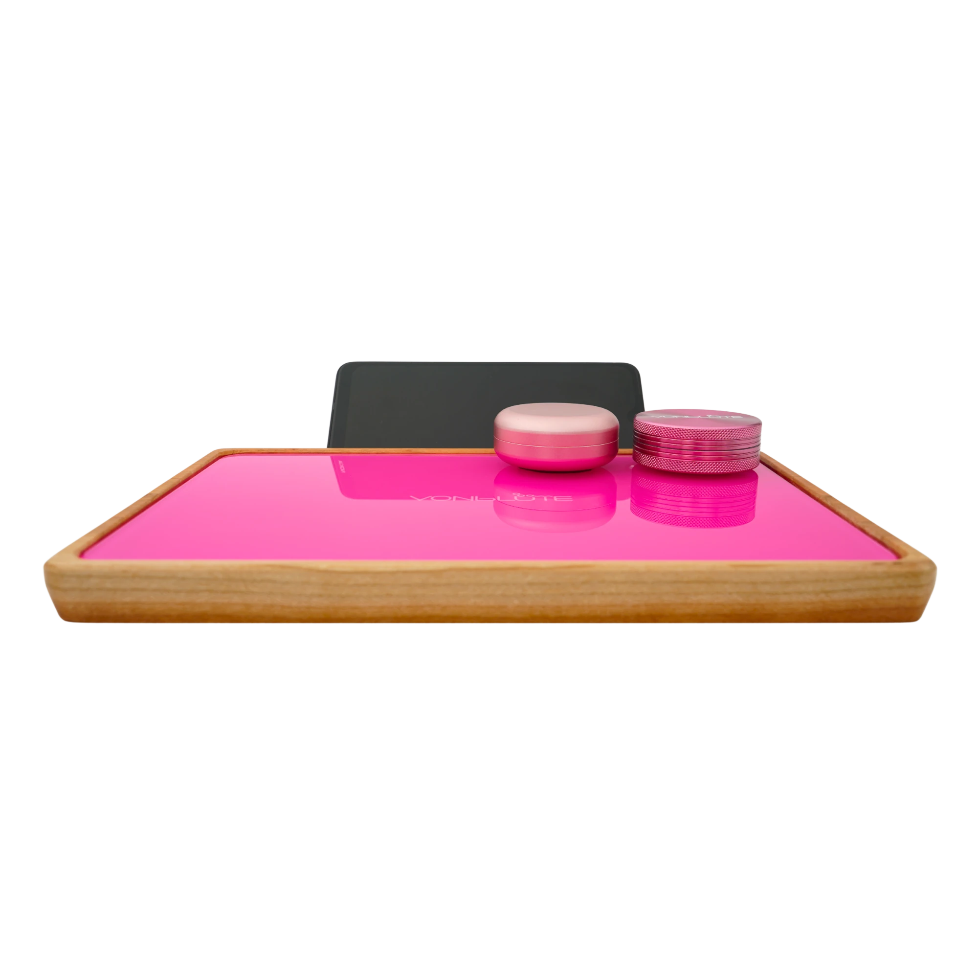 Rolling Tray Float Red Tone Knockout Pink Edition Pink by VONbLÜTE® – Hauptansicht mit weissem Logo auf weißer Glasfläche, Tablet, schwarzem Grinder & pinkem Storage.