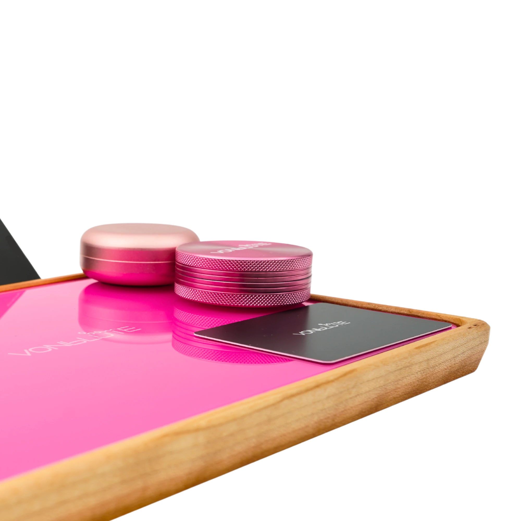 Rolling Tray Float Red Tone Knockout Pink Edition Pink. Der Floating Effekt im Detail, der pinke Grinder und dose schweben optisch über der Glasscheibe.