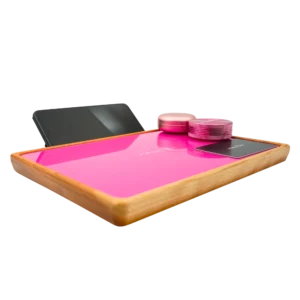 Rolling Tray Float Red Tone Knockout Pink Edition Pink von VONbLÜTE mit schwarzem Tablet, pinker Glasscheibe, Grinder und Srorage in schwarz. Mischkarte in pink liegt auf der Glasplatte. Zu sehen von links.