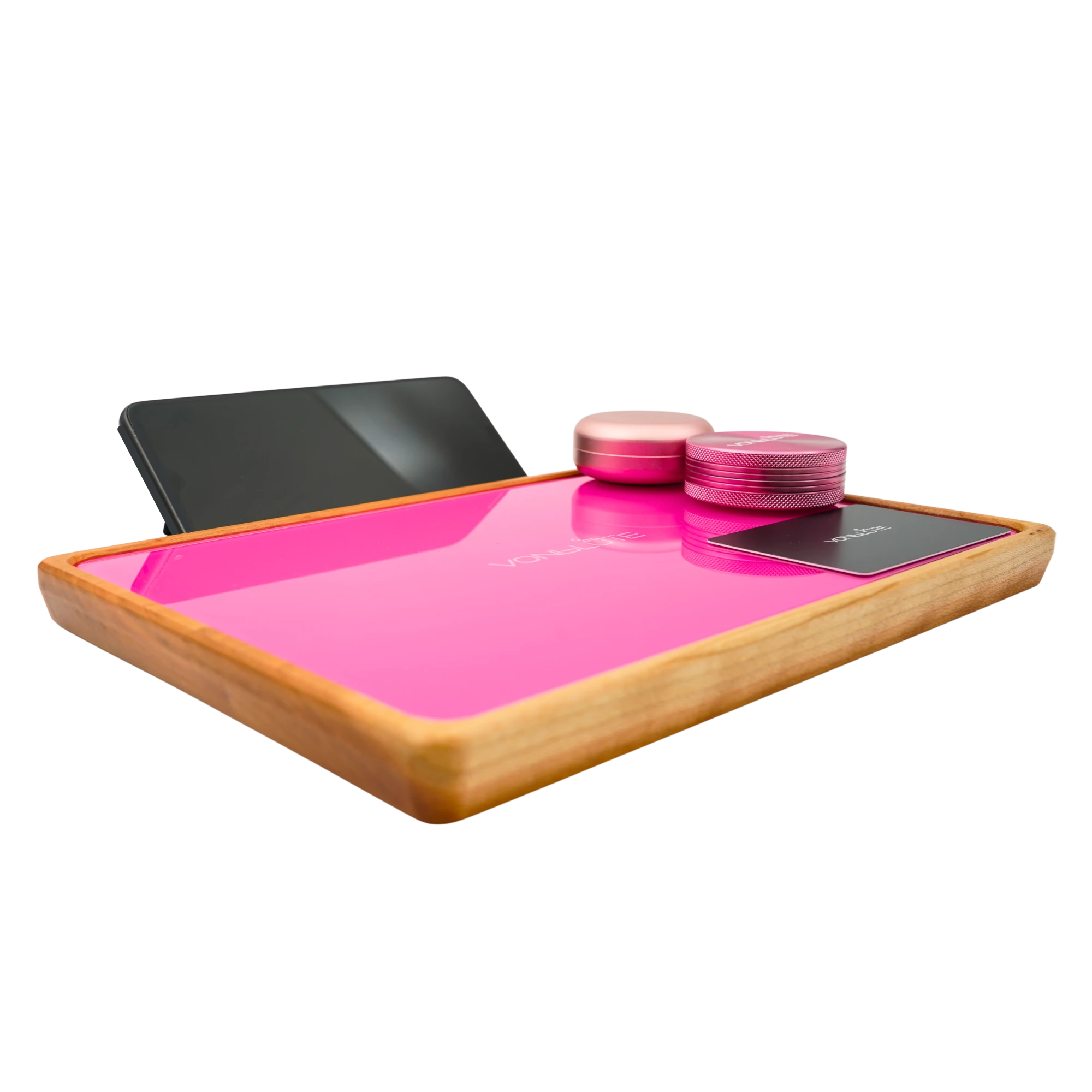 Rolling Tray Float Red Tone Knockout Pink Edition Pink von VONbLÜTE mit schwarzem Tablet, pinker Glasscheibe, Grinder und Srorage in schwarz. Mischkarte in pink liegt auf der Glasplatte. Zu sehen von links.