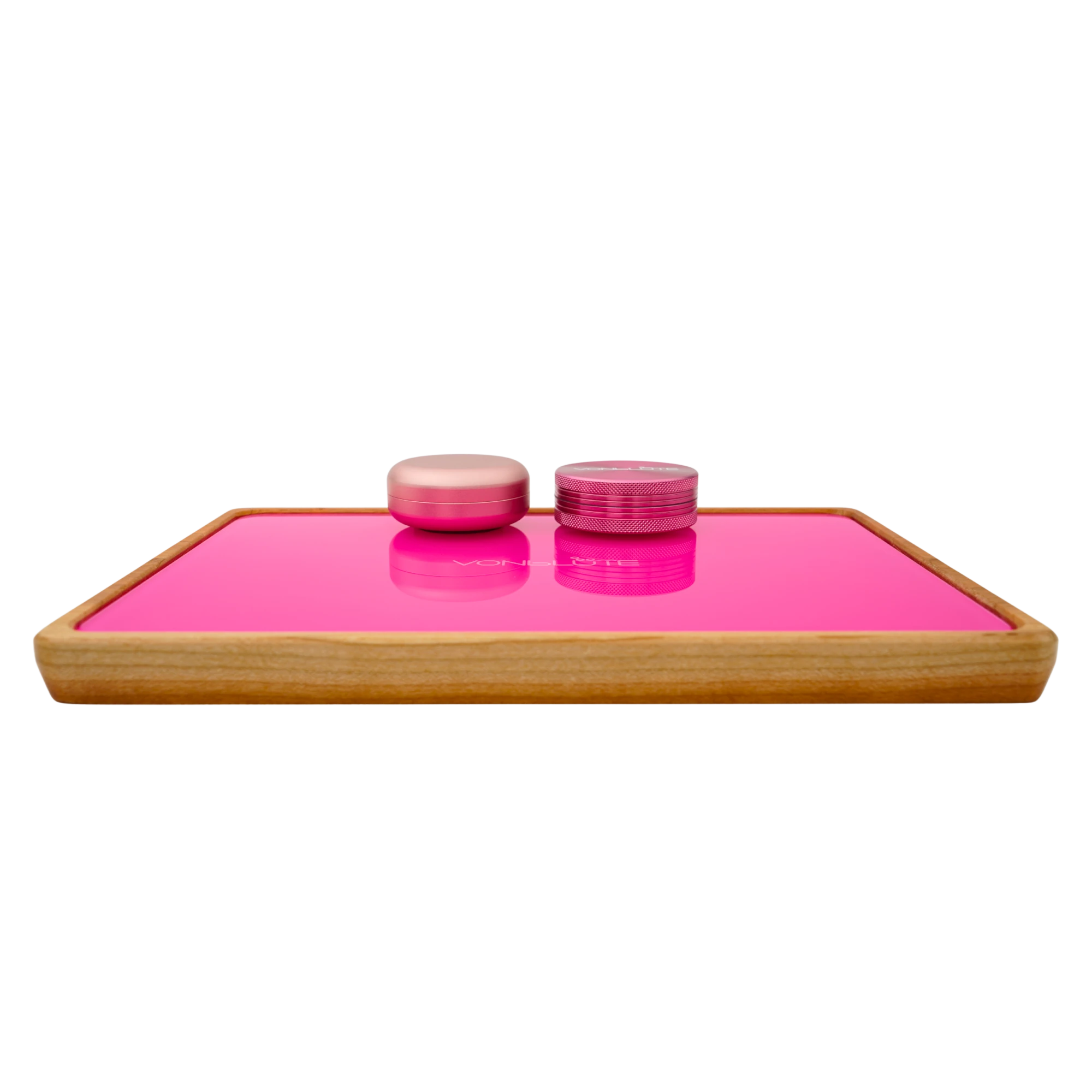 Rolling Tray Float Red Tone Knockout Pink Edition Pink. Imposante Frontlansicht der Trays mit pinker Glasscheibe, dem Nussholzrahmen und dem pinken zubehör das über der Scheibe optisch zu schweben scheinnt.