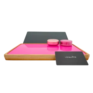 Rolling Tray Float Red Tone Knockout Pink Edition Pink by VONbLÜTE – Hauptansicht mit pinker Glasfläche, Tablet, pinkem Grinder, pinkem Storage und Mischkarte, Rollig Tray aus Holz