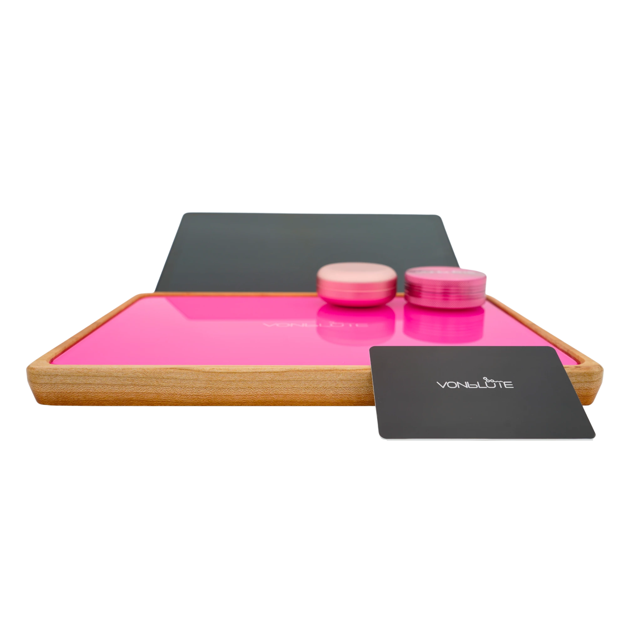 Rolling Tray Float Red Tone Knockout Pink Edition Pink by VONbLÜTE – Hauptansicht mit pinker Glasfläche, Tablet, pinkem Grinder, pinkem Storage und Mischkarte, Rollig Tray aus Holz