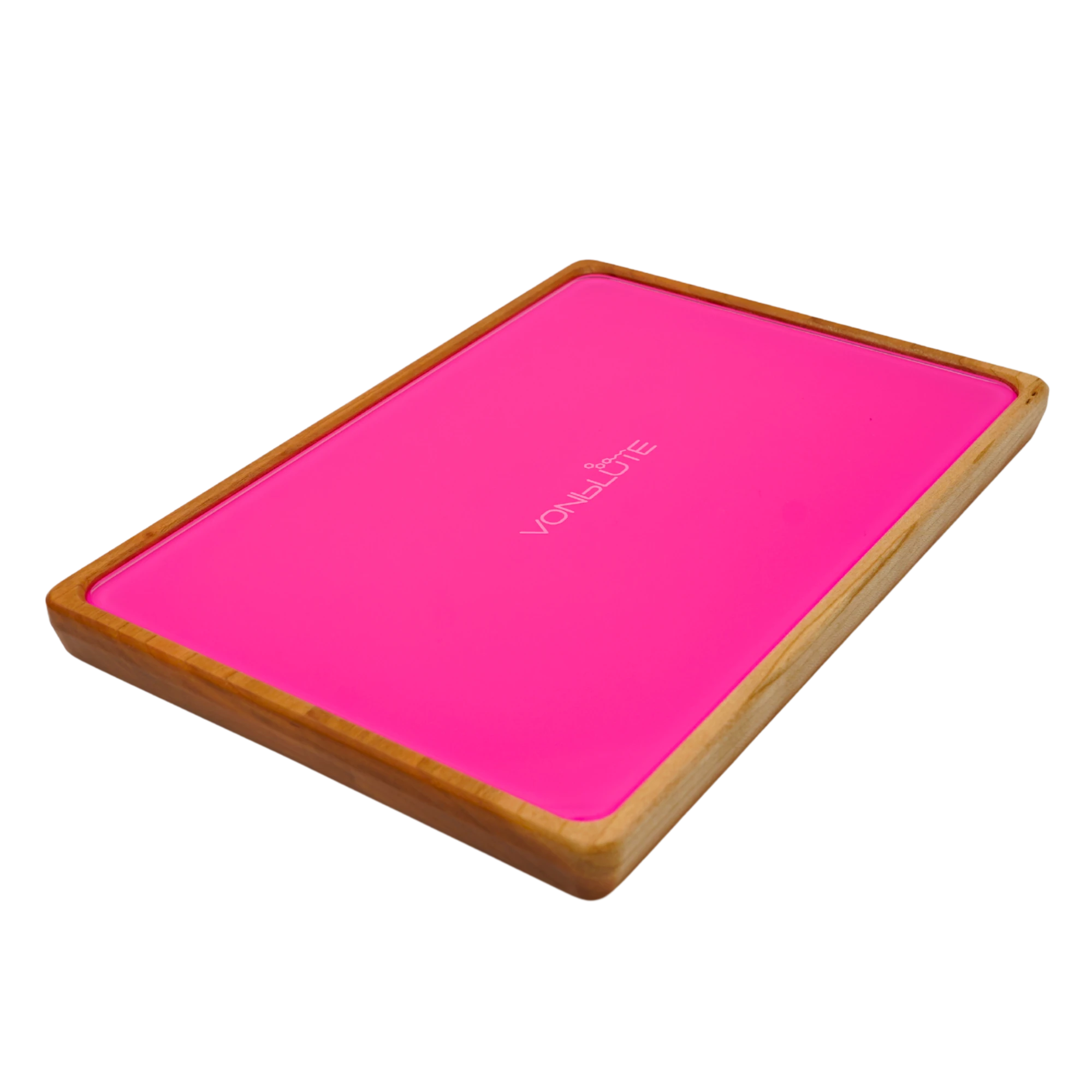 Rolling Tray Float Red Tone Knockout Pink by VONbLUETE Perspektivische ansicht des Pinken Rolling Trays mit Nussholzrahmen und Pinker Glasscheibe von oben.