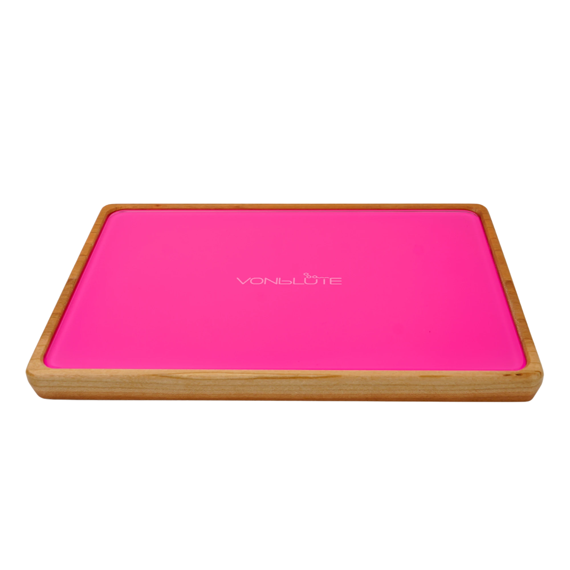 Rolling Tray Float Red Tone Knockout Pink by VONbLUETE. Frontal geneigt mit pinker Glasscheibe, Nussholzrahmen und schwarzem Logo.