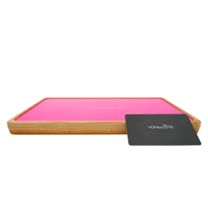 Rolling Tray Float Red Tone Knockout Pink by VONbLUETE. Ein Holz Rolling Tray mit Pinker Glasscheibe.