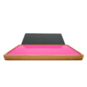 Rolling Tray Float Red Tone Knockout Pink by VONbLUETE mit Holzrahmen und weißer Glasscheibe mit am Rücken adaptiertem Tablet.
