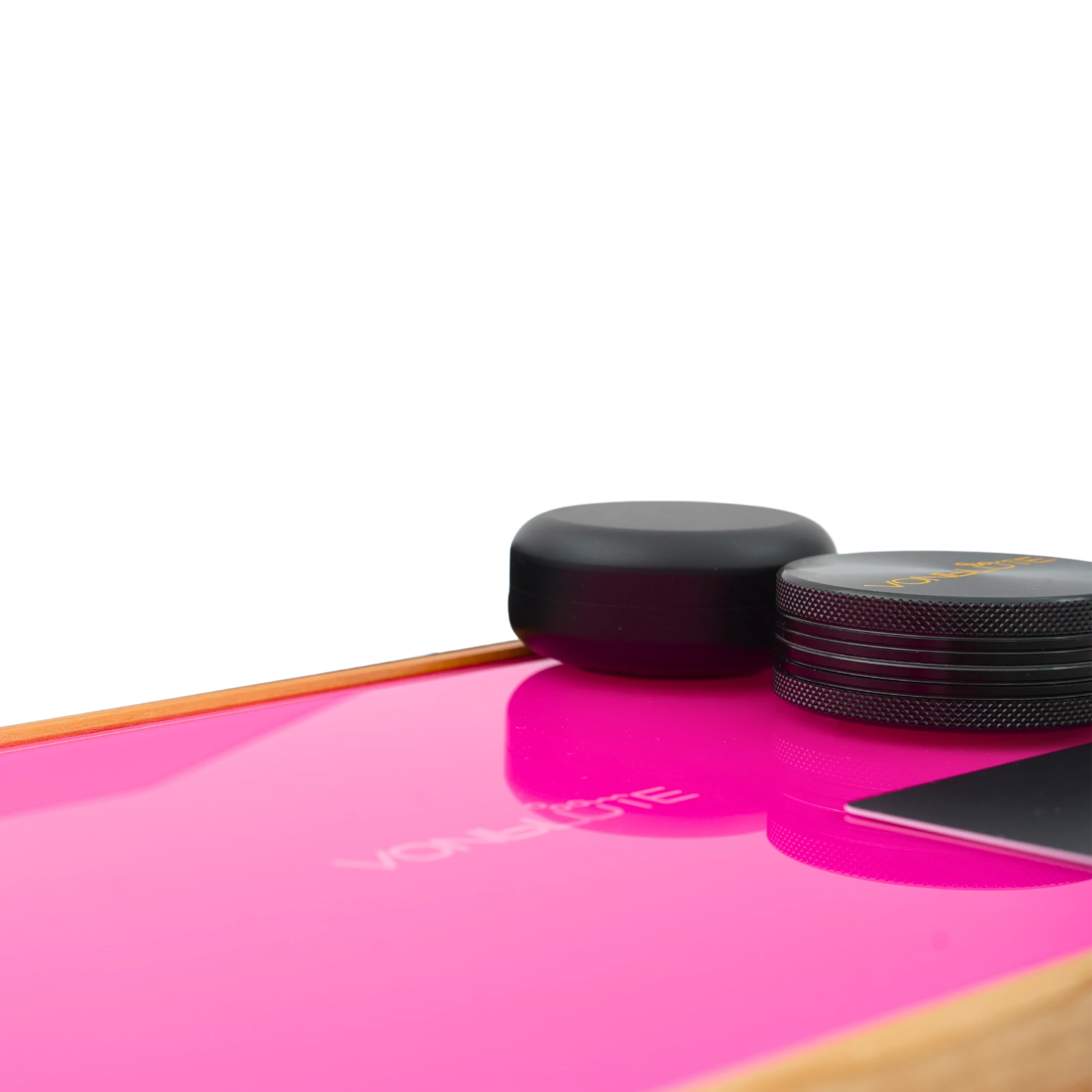 Rolling Tray Float Red Tone Knockout Pink Edition Black. Der Floating Effekt im Detail, der Schwarze Grinder und dose schweben optisch über der Glasscheibe.