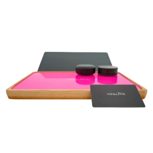 Rolling Tray Float Red Tone Knockout Pink Edition Black by VONbLÜTE® – Hauptansicht mit pinkem Logo auf weißer Glasfläche, Tablet, schwarzem Grinder, schwarzem Storage und Mischkarte