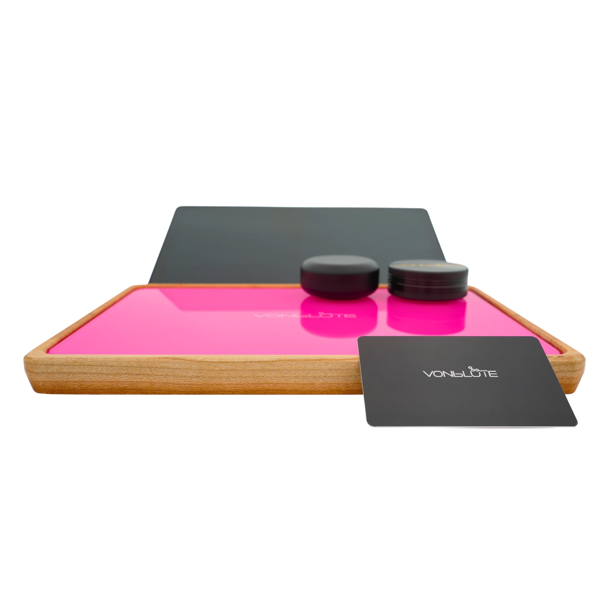 Rolling Tray Float Red Tone Knockout Pink Edition Black by VONbLÜTE® – Hauptansicht mit pinkem Logo auf weißer Glasfläche, Tablet, schwarzem Grinder, schwarzem Storage und Mischkarte
