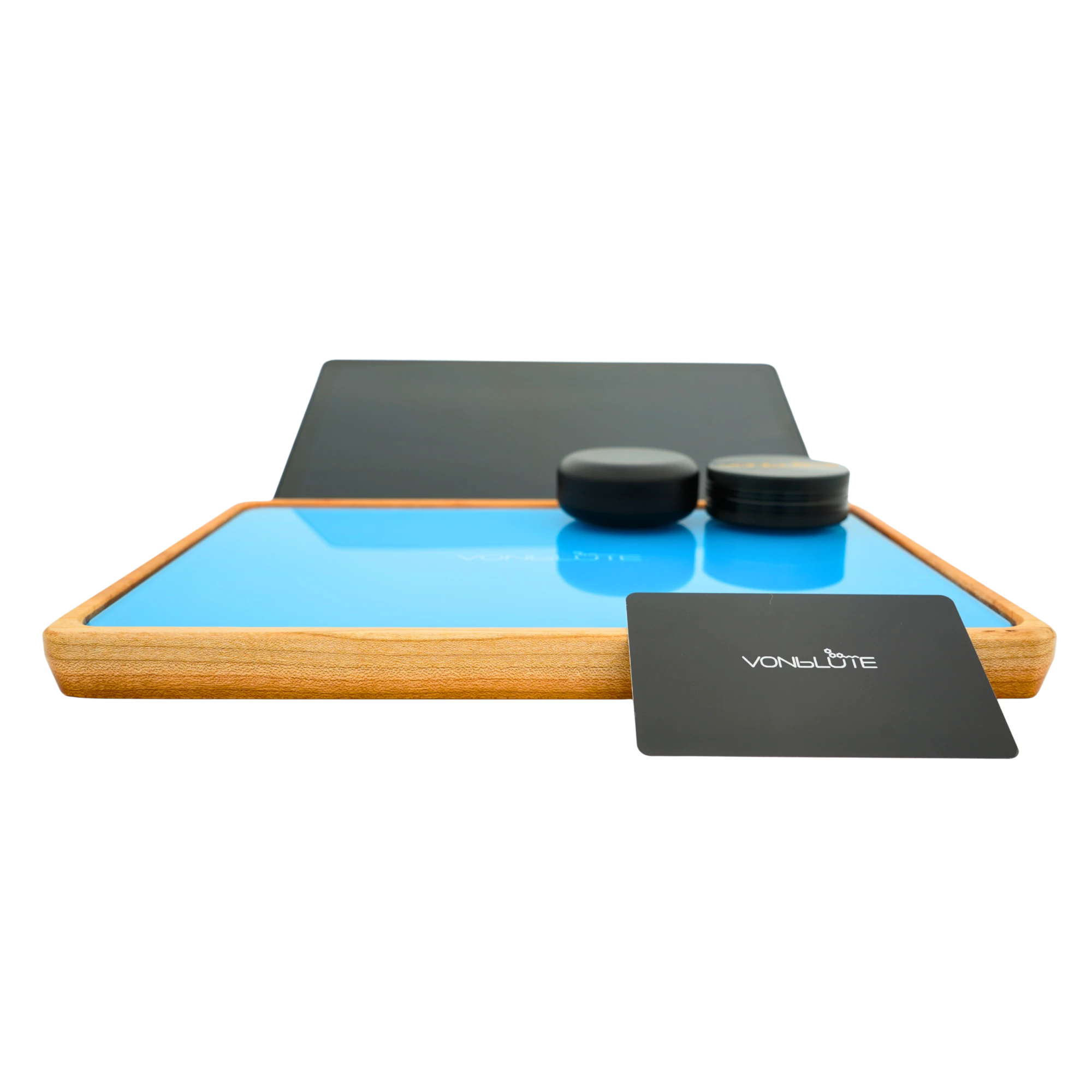 Rolling Tray Float Red Tone Sky Blue Edition Black by VONbLÜTE® aus Holz – Hauptansicht mit hellblauer Glasfläche, Handy, schwarzem Grinder, schwarzem Storage und Mischkarte.