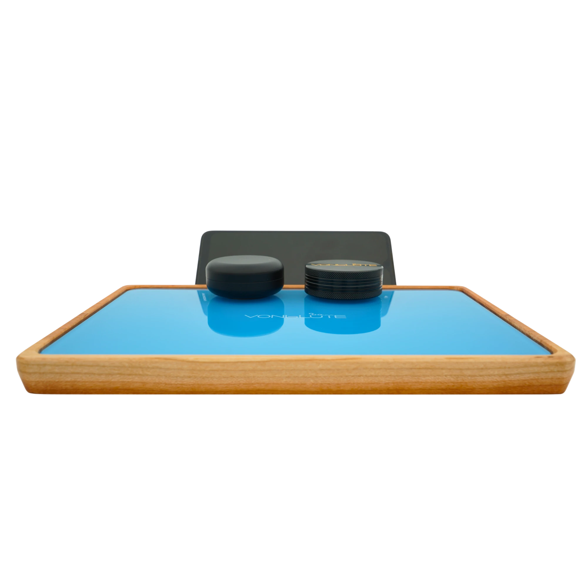 Rolling Tray Float Red Tone Sky Blue Edition Blackvon vorne mit Handy im Querformat mit Grinder und Dose in schwarz auf der hellblauen Glasfläche liegend.