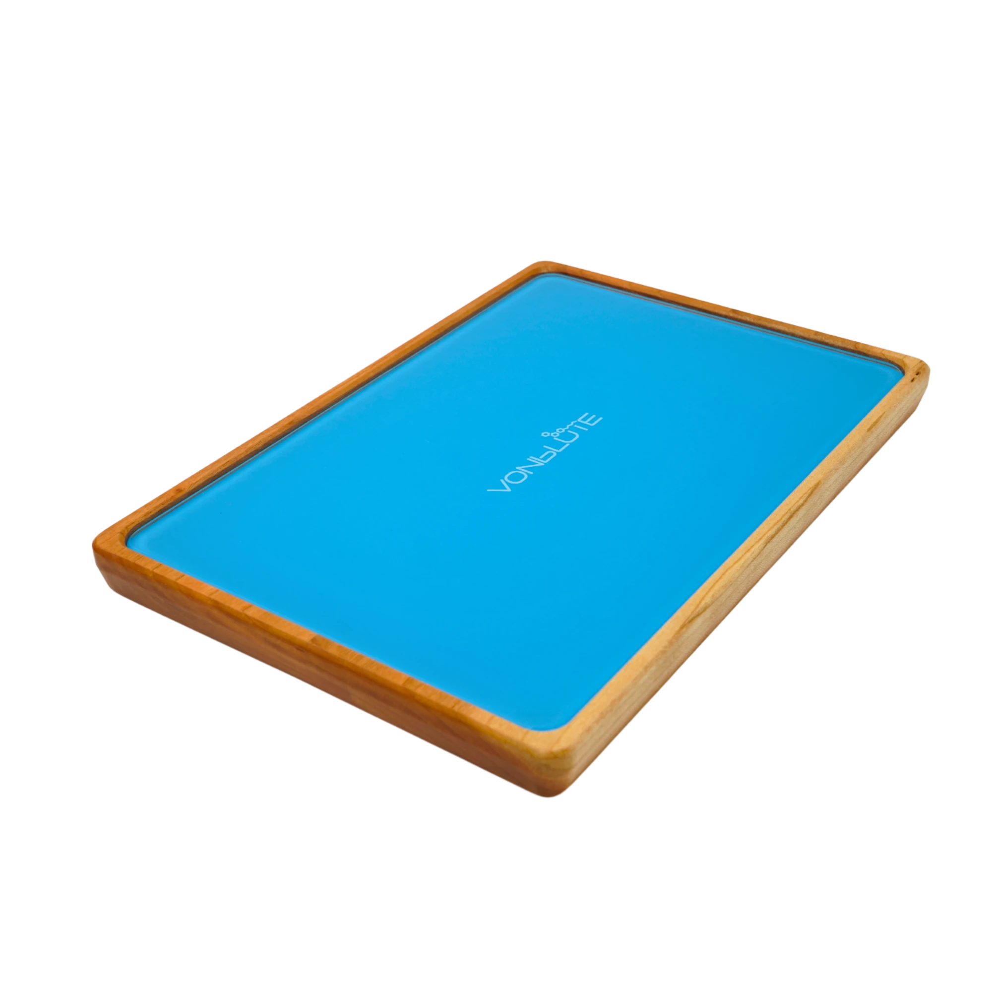Rolling Tray Float Red Tone Sky Blue Edition Blackperspektivische Gesamtansicht. Hellblaue Glasscheibe mit weißem Logo und Nussholzrahmen