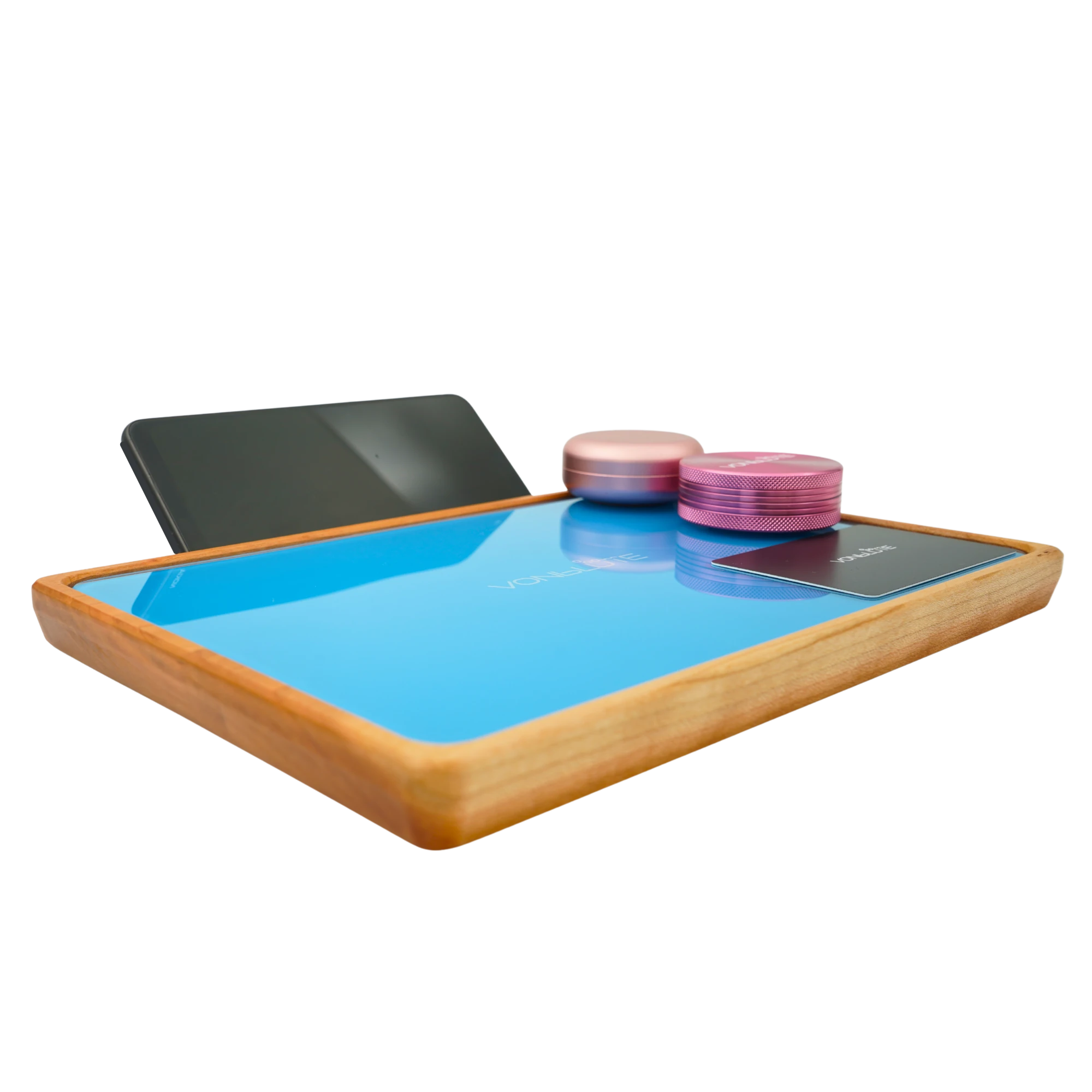 Rolling Tray Float Red Tone Sky Blue Edition Pink Detail Floating Effekt von links mit Grinder und Dose in pink. Hellblauer Glasscheibe und schwarzer Mischkarte.