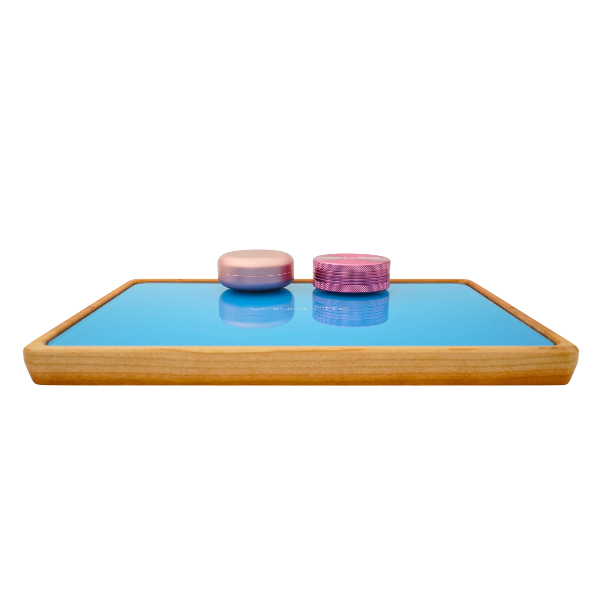 Rolling Tray Float Red Tone Sky Blue Edition Pink Floating Effekt demoonstriert auf hellblauer Glasscheibe und Pinker Dose & Grinder inklusive Nussholzrahmen.