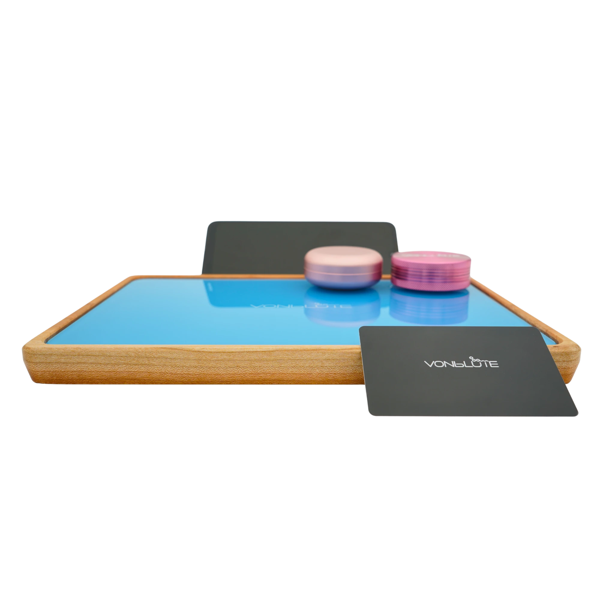 Rolling Tray Float Red Tone Skyblue Edition Pink von VONbLÜTE aus Nussbaumholz mit hellblauem Glaseinsatz, Handy, Grinder, Dose und Karte. Frontalansicht.