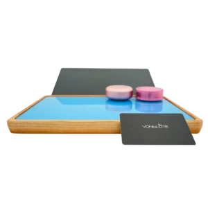 Rolling Tray Float Red Tone Skyblue Edition Pink von VONbLÜTE aus Nussbaumholz mit hellblauem Glaseinsatz, Tablet, Grinder, Dose und Karte. Frontalansicht.