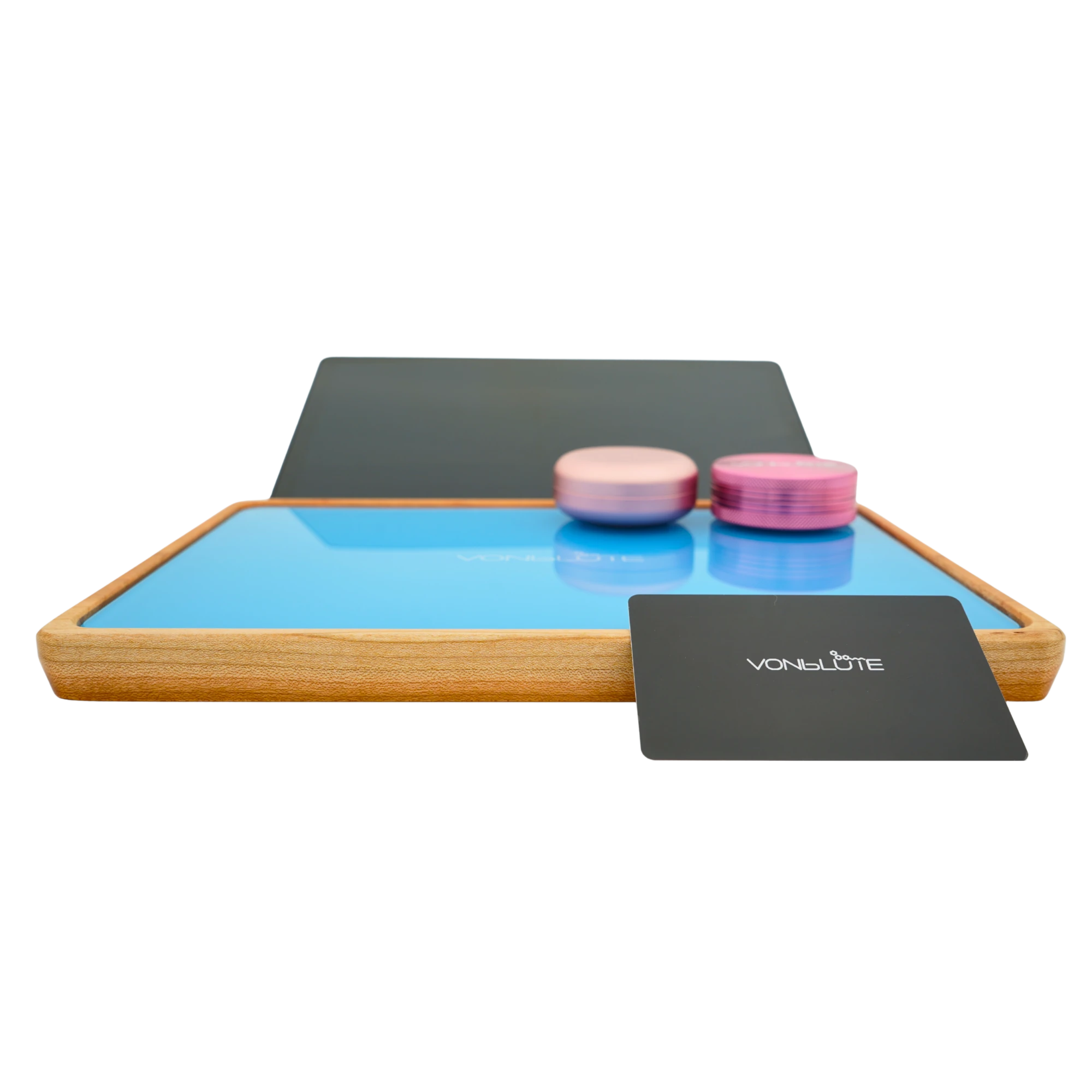 Rolling Tray Float Red Tone Skyblue Edition Pink von VONbLÜTE aus Nussbaumholz mit hellblauem Glaseinsatz, Tablet, Grinder, Dose und Karte. Frontalansicht.