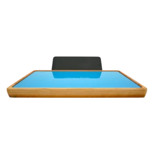 Rolling Tray Float Red Tone Sky Blue by VONbLUETE von vorne mit aufgelegtem Handy für Videofunktion. Das Rolling Tray aus Holz mit Glaseinsatz ist ein echtes Designstück.