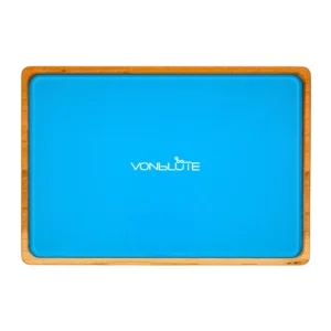 Rolling Tray Float Red Tone Sky Blue by VONbLUETE von oben mit hellblauer Glasscheibe Nussholzrahmen und Weissem Logo.