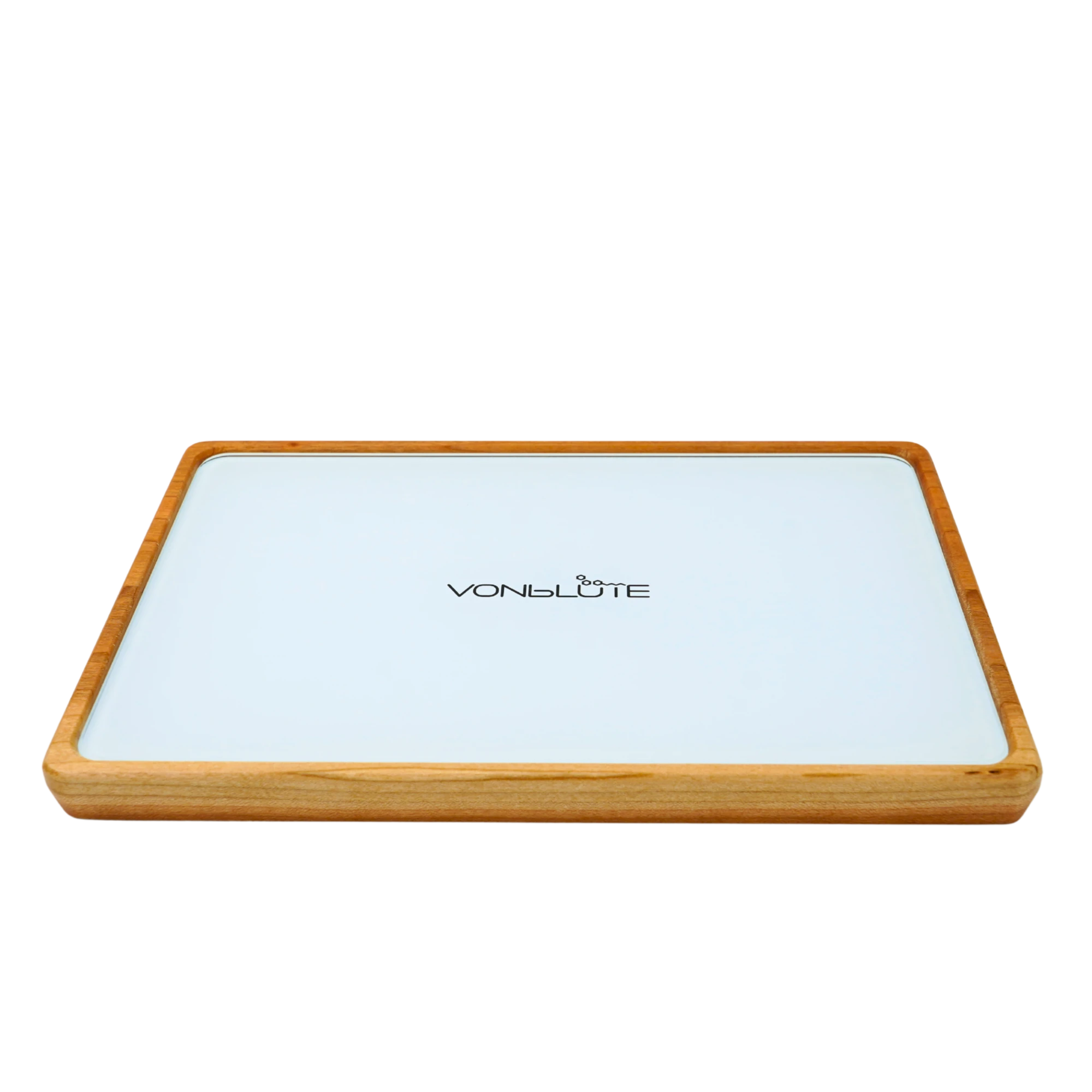 Rolling Tray Float Red Tone Weiss Edition Black Frontal geneigt mit weißer Glasscheibe, Nussholzrahmen und schwarzem Logo.