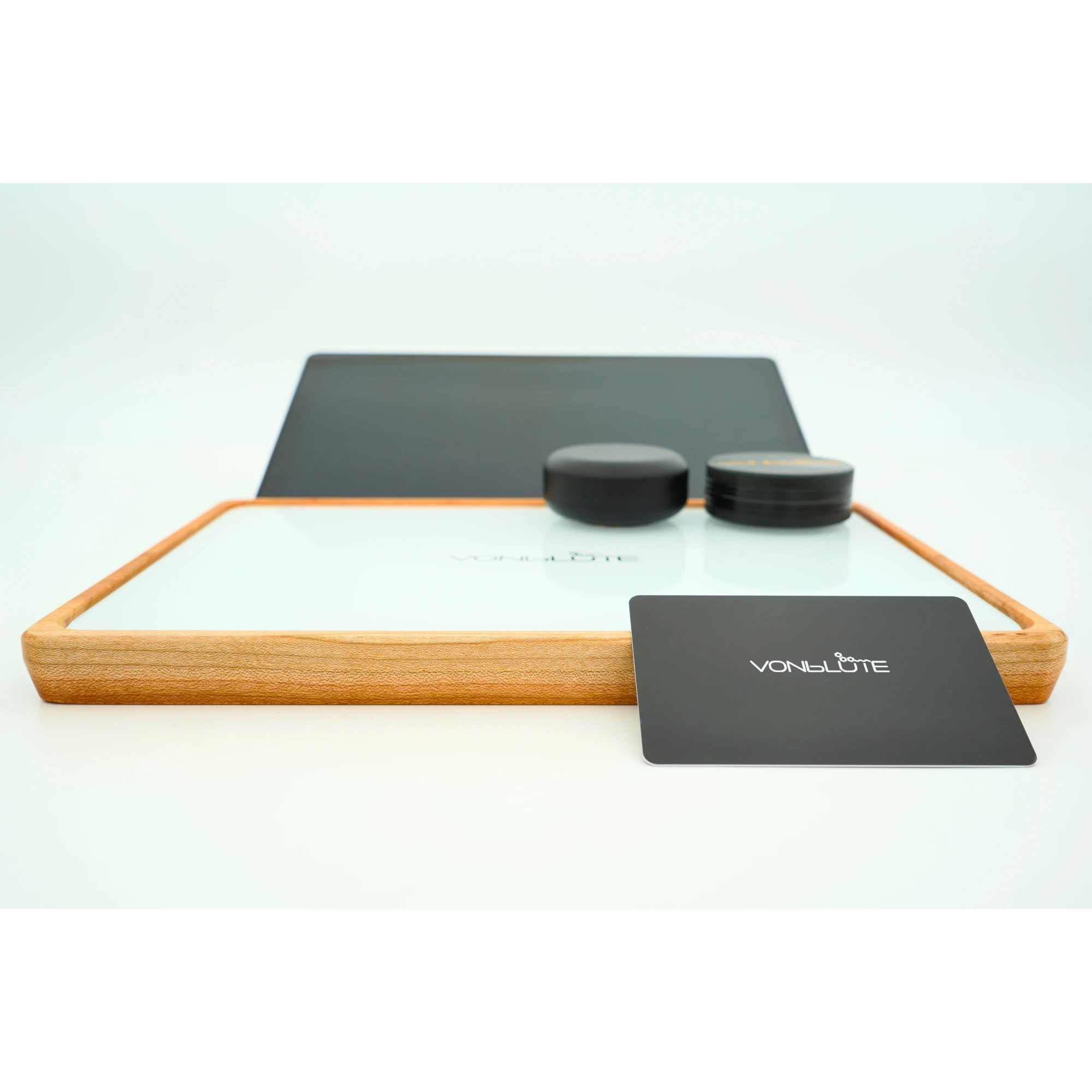 Rolling Tray Float Red Tone Weiss Edition Black Frontal mit adaptiertem Tablet und Zubehör in Pink. Eine Pinke Dose und ein pinker Grinder liegen auf, an der Front lehnt die Mischkarte in schwarz.