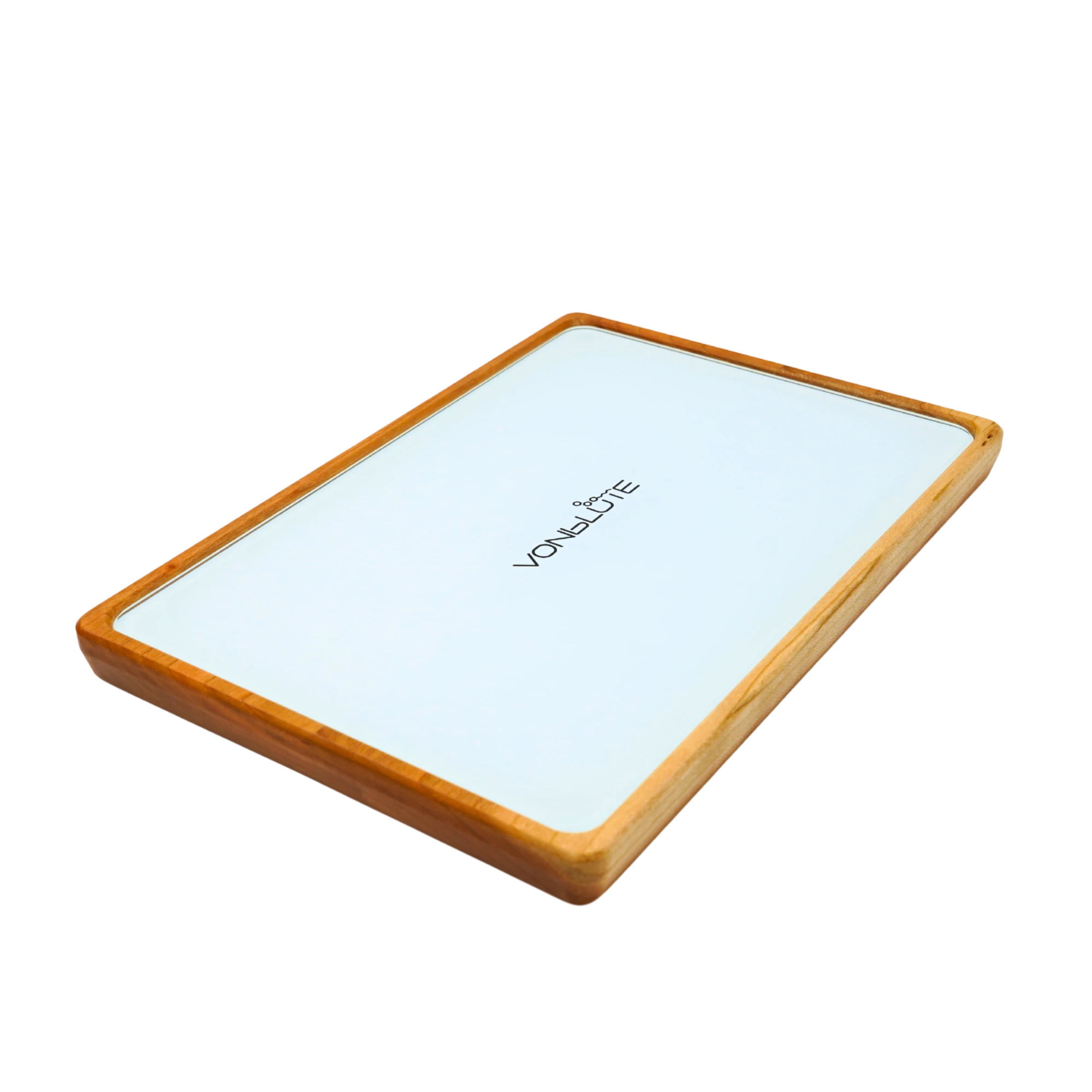 Rolling Tray Float Red Tone Weiss Edition Black. Perspektivische Ansicht von links oben. Zu sehen das gesamte Brett mit weißerGlasscheibe, Logo in schwarz und Nussholzrahmen.