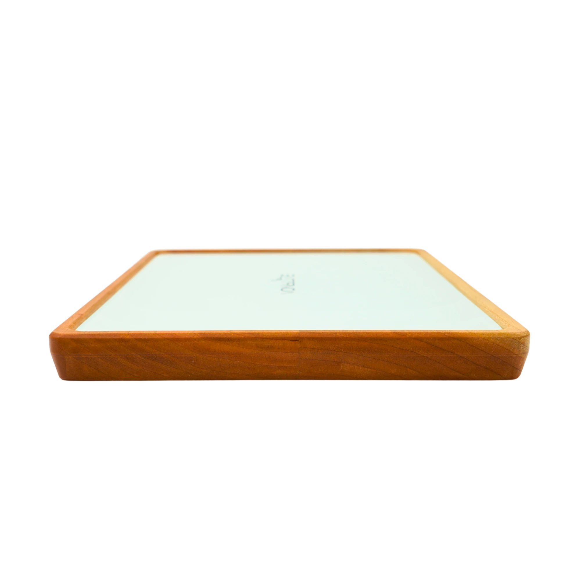 Rolling Tray Float Red Tone Weiss Edition Black. Holzdetailansicht des Nussholzrahmens.