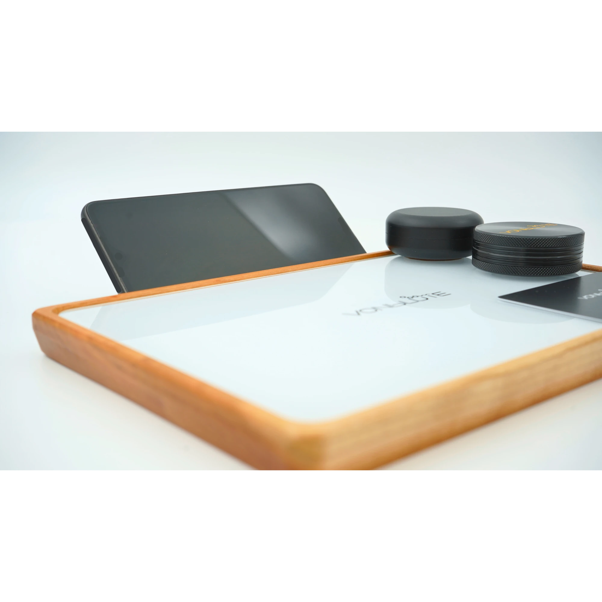 Rolling Tray Float Red Tone Weiss Edition Black von rechts mit schwarzem grinder und Dose auf weißer Glasplatte. Mit adaptiertem schwarzen Handy an der Rückseite.