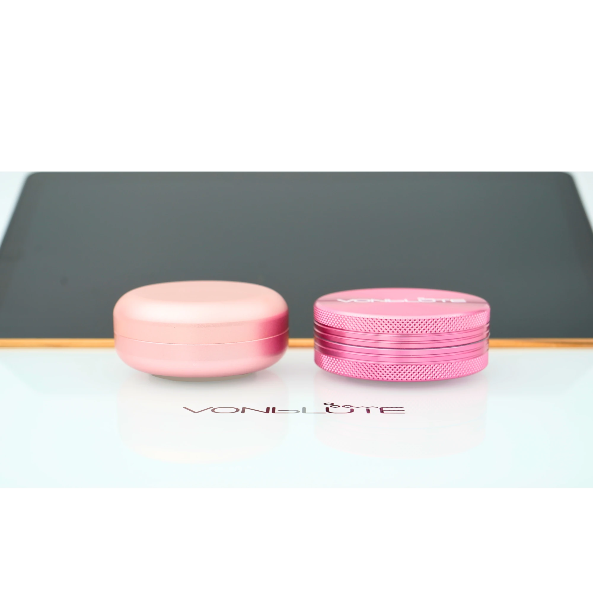 Rolling Tray Float Red Tone Weiss Edition Pink. Frontalaufnahme Floating Effekt das Zubehör, pinker Grinder und Dose, schweben optisch über der weißen Glasscheibe.