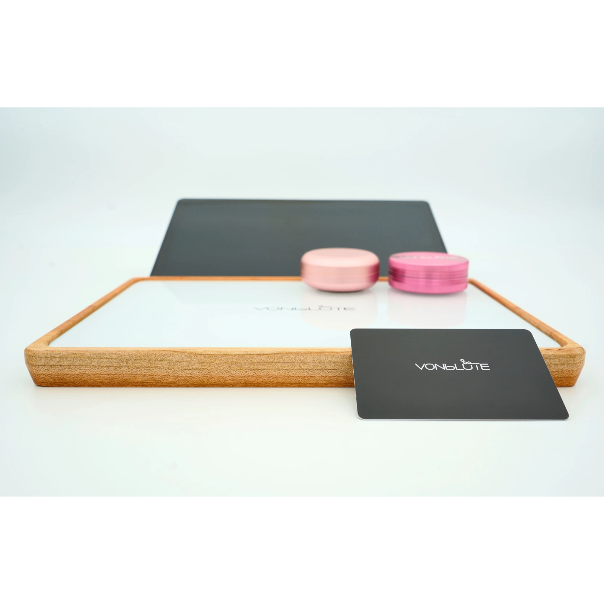 Rolling Tray Float Red Tone Weiss Edition Pink Frontal mit adaptiertem Tablet und Zubehör in Pink. Eine Pinke Dose und ein pinker Grinder liegen auf, an der Front lehnt die Mischkarte in schwarz.