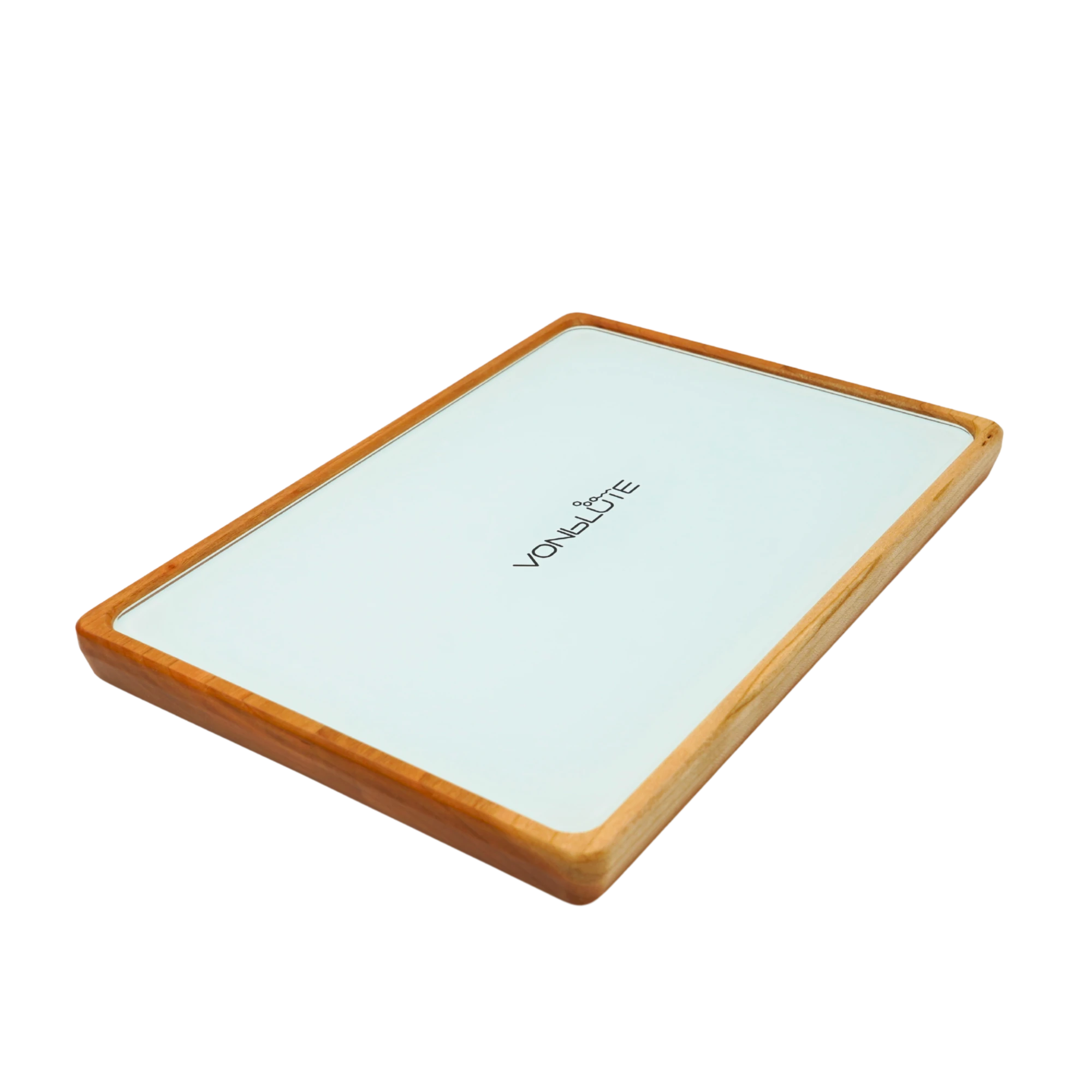 Rolling Tray Float Red Tone Weiss Edition Pink. Perspektivische Ansicht von links oben. Zu sehen das gesamte Brett mit weißerGlasscheibe, Logo in schwarz und Nussholzrahmen.