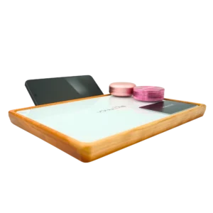 Rolling Tray Float Weiß Edition Pink by VONbLÜTE® von links mit pinker ausstattung. Pinker Grinder und pinke dose auf einer Weissen Glasplatte. Eingefasst in einem Nussholzrahmen. Adaptiertes schwarzes Handy an der Rückseite. Mischkarte liegt auf.