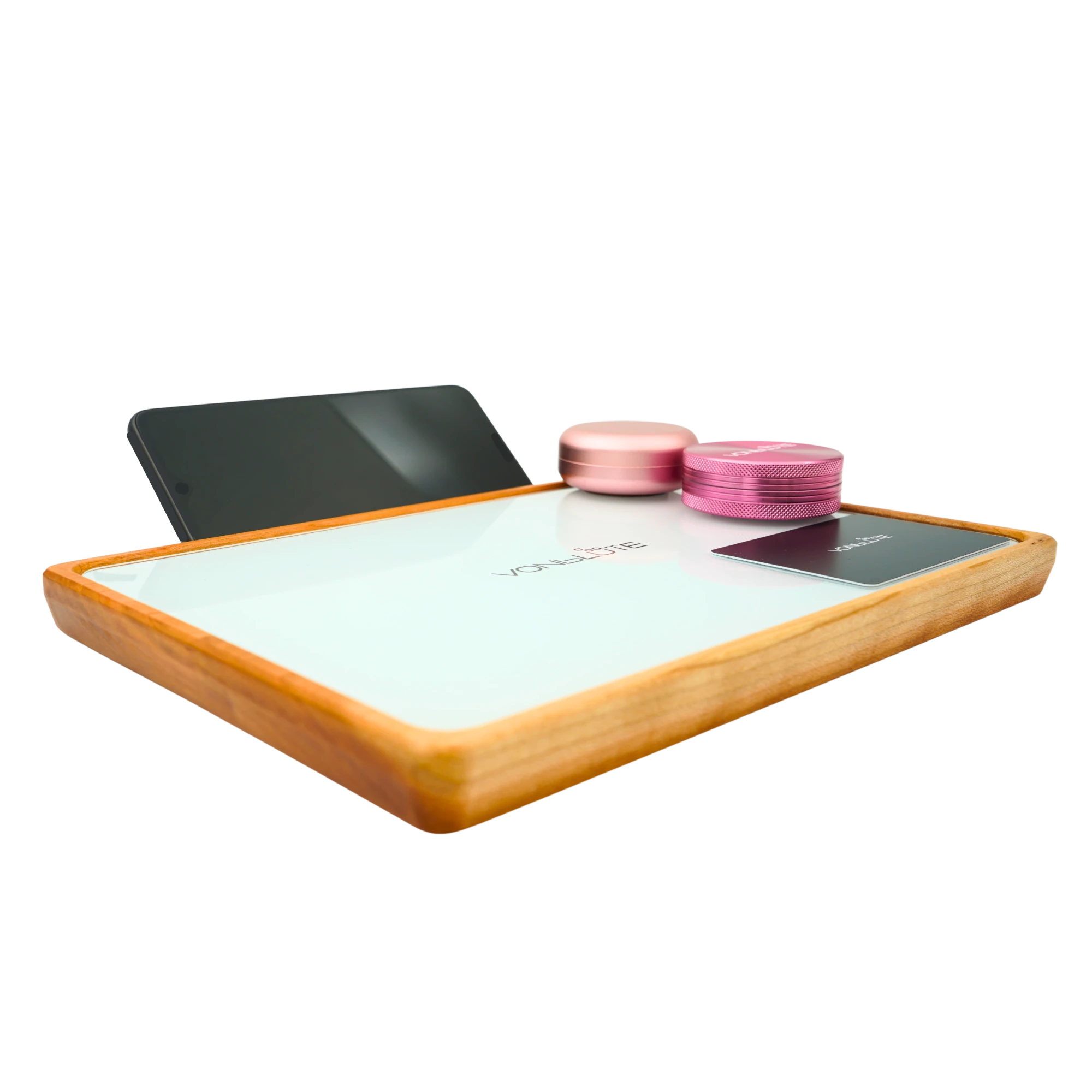 Rolling Tray Float Weiß Edition Pink by VONbLÜTE® von links mit pinker ausstattung. Pinker Grinder und pinke dose auf einer Weissen Glasplatte. Eingefasst in einem Nussholzrahmen. Adaptiertes schwarzes Handy an der Rückseite. Mischkarte liegt auf.