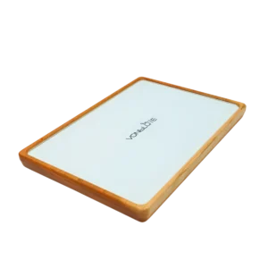 Rolling Tray Float Red Tone Weiß by VONbLÜTE® Perspektivische Ansicht von links oben. Zu sehen das gesamte Brett mit weißerGlasscheibe, Logo in schwarz und Nussholzrahmen.