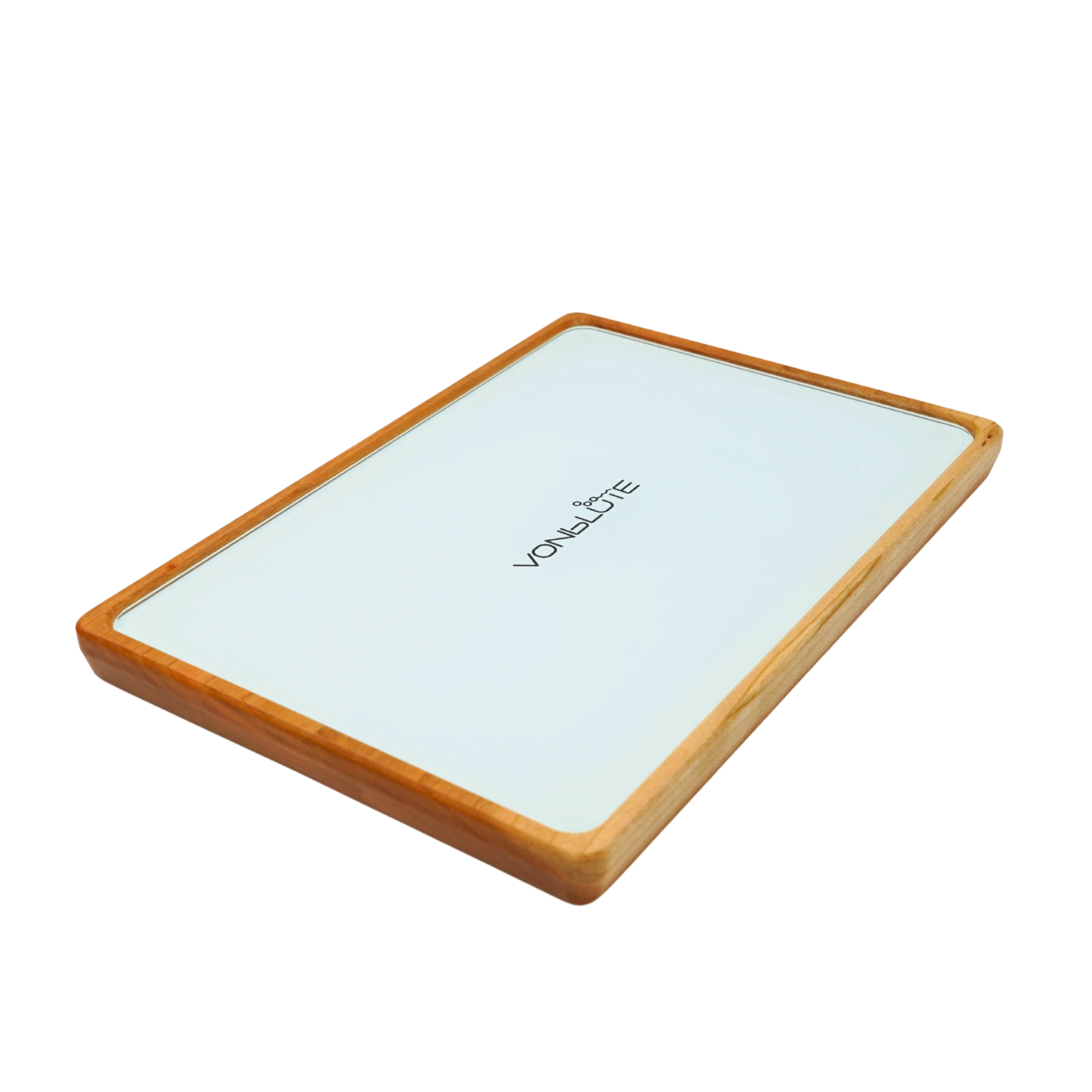 Rolling Tray Float Red Tone Weiß by VONbLÜTE® Perspektivische Ansicht von links oben. Zu sehen das gesamte Brett mit weißerGlasscheibe, Logo in schwarz und Nussholzrahmen.