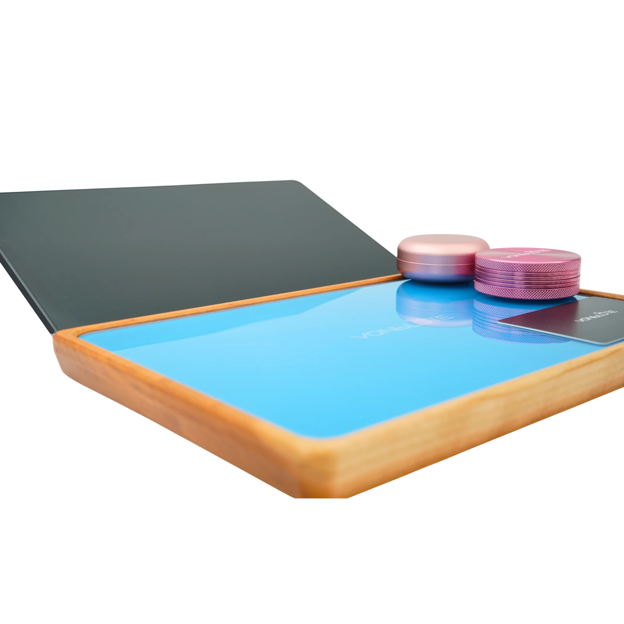 Rolling Tray Float Sky Blue Edition Pink mit Tablet in schwarz, Grinder und Dose in Pink auf blauer Glasscheibe. mit Nussholzrahmen.