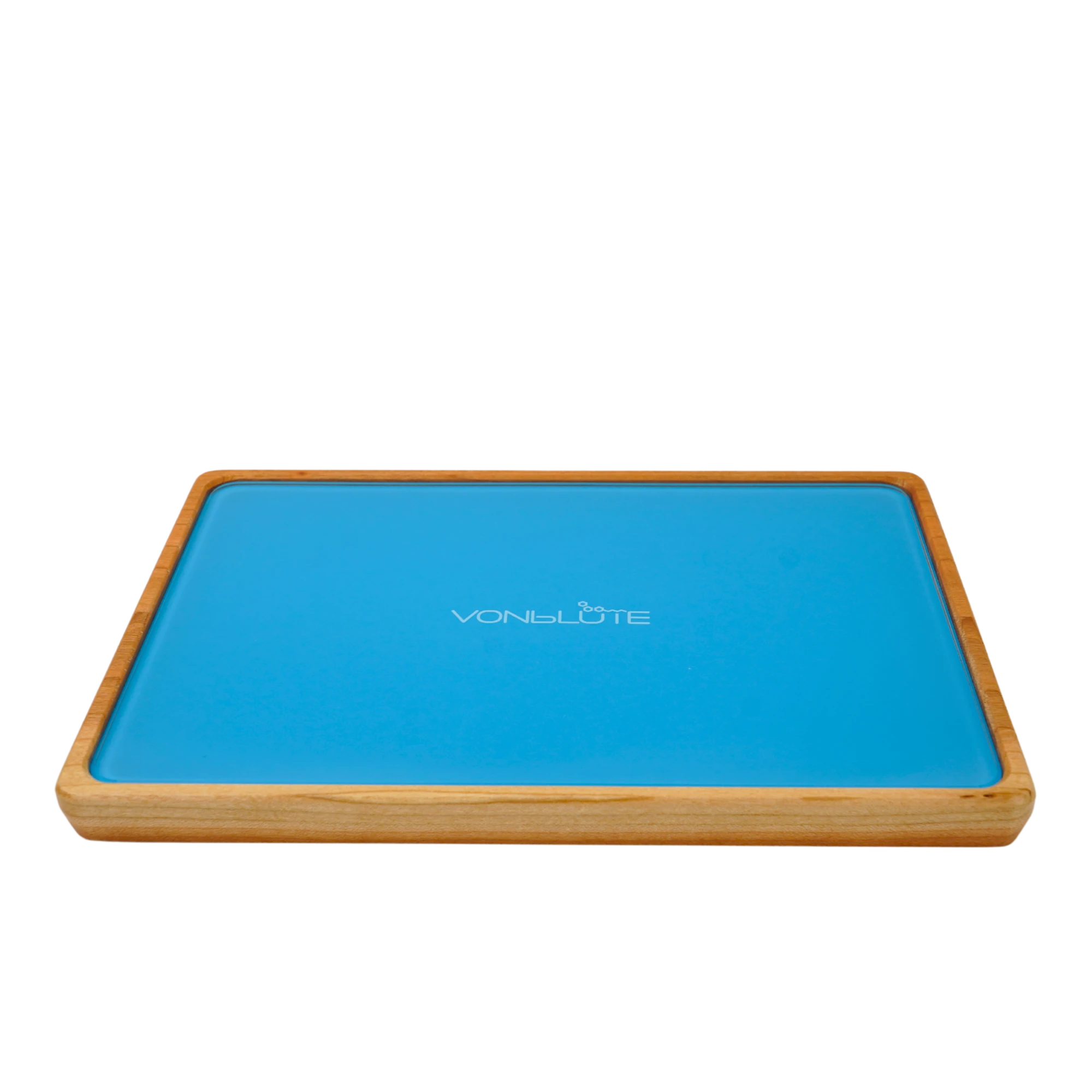 Rolling Tray Float Red Tone Sky Blue Edition Black Draufsicht auf die hellblaue Glasscheube und den Nussholzrahmen frontal.