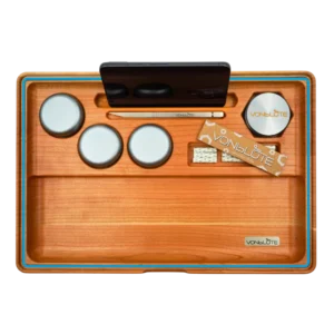 Rolling Tray Dab ’n Roll XT Blau Luxury Produktbild mit allen Details. Handy, silbernem Grinder, silbernen Storages, Handyhalterung, Kirschholzstab, Papers und Filter. Rundumlaufender blauer Dichtungsring.